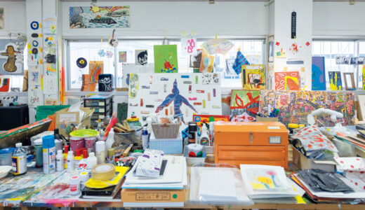 イラストレーター・黒田征太郎の机と仕事場。好きな絵と自由に向き合う、“答え”のない創作の場